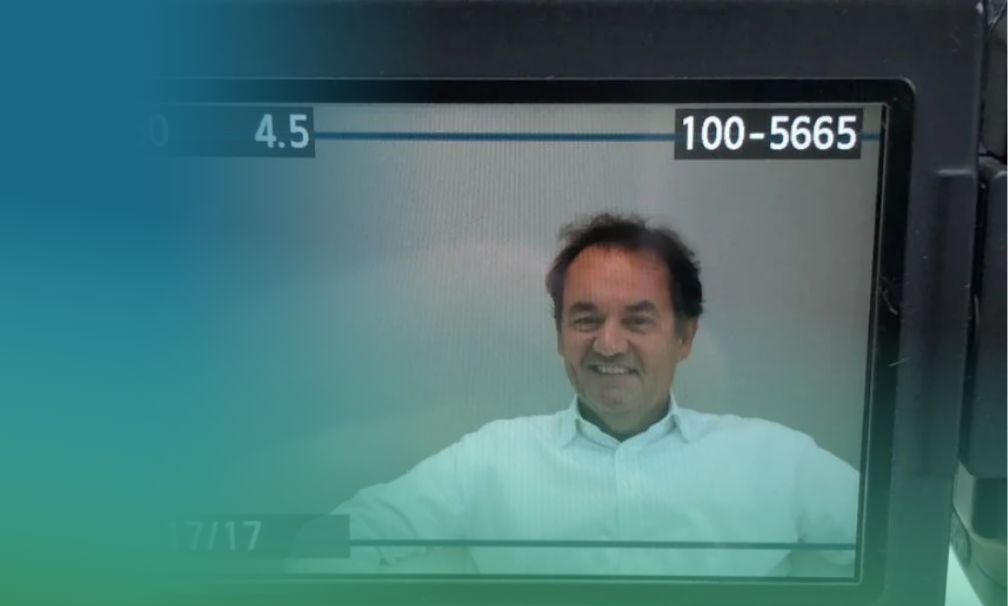 Voor de camera vertellen over BarTrack...